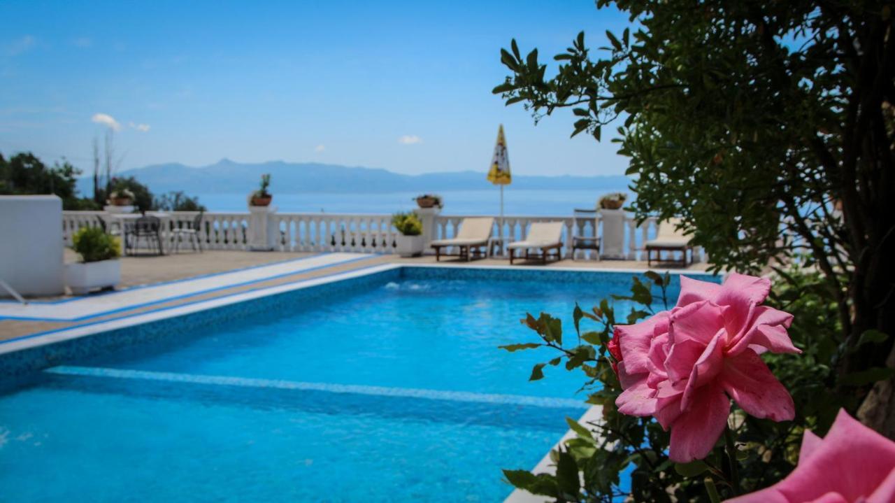Paradise Lukova Hotel Eksteriør billede