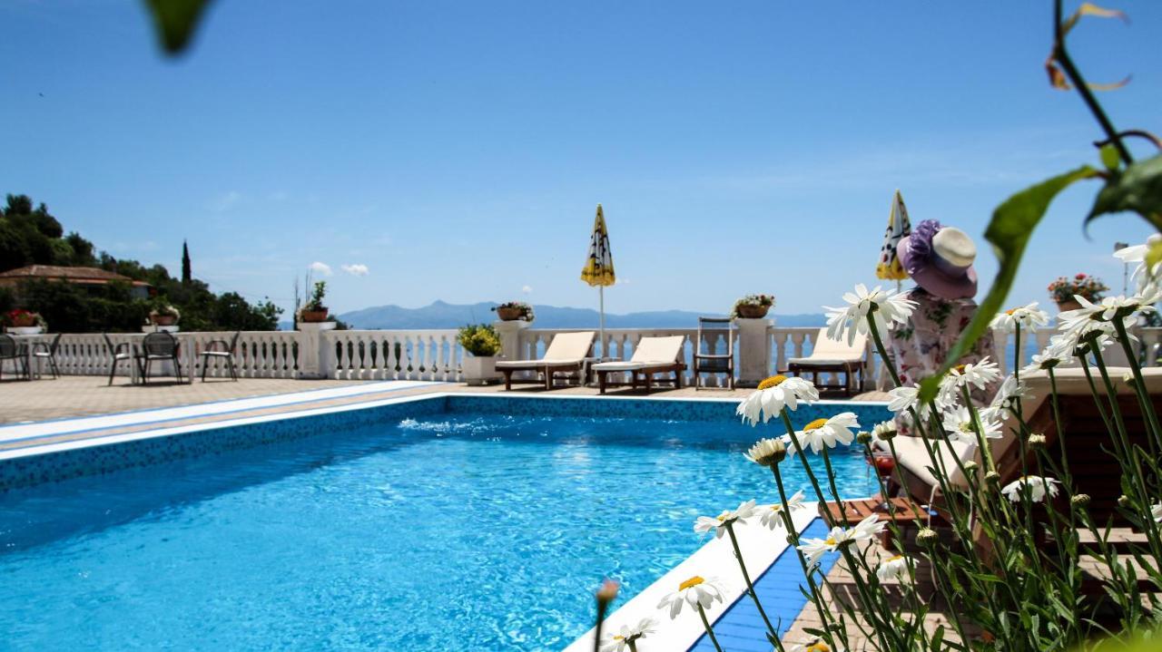 Paradise Lukova Hotel Eksteriør billede