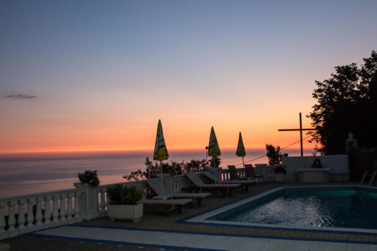 Paradise Lukova Hotel Eksteriør billede