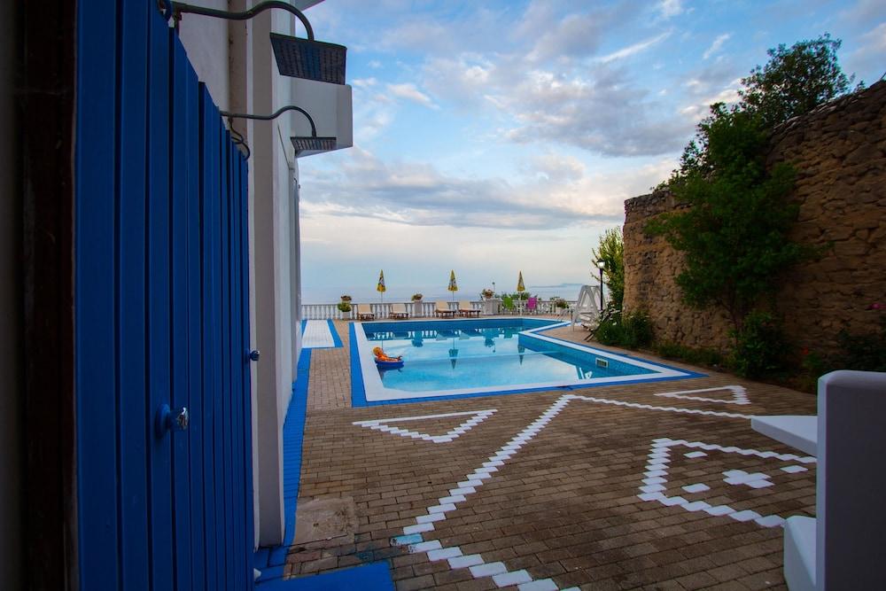 Paradise Lukova Hotel Eksteriør billede